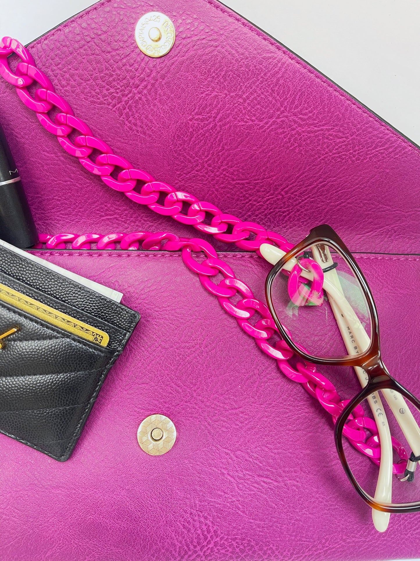 • Trendy eyewear chain
• Minimalist glasses chain
Lynkylynks eyewear chain works with most glasses—no need for special attachments
Available in multiple colours and designs
Lynkylynks are stylish glasses chains, durable for hands-free convenience
Perfect for busy lifestyles, our glasses accessories are made with love in the UK