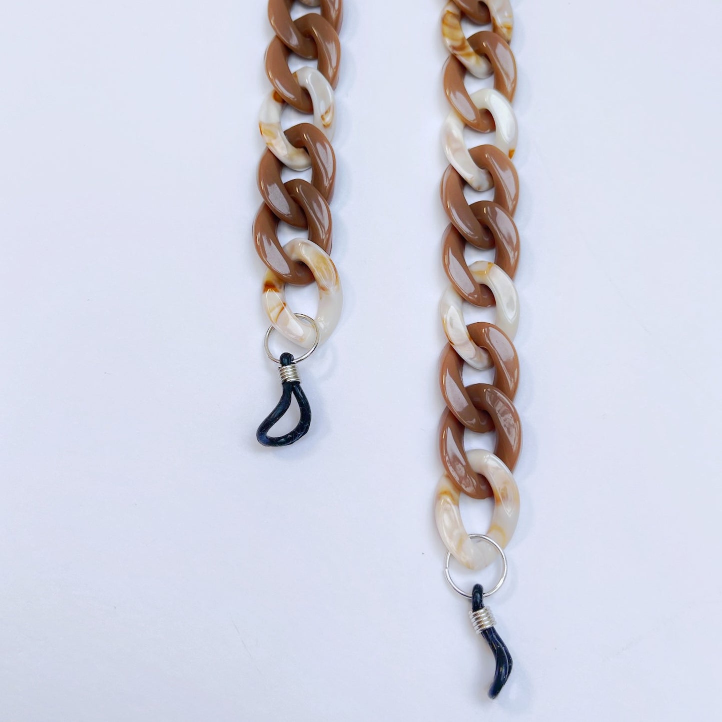 • Durable eyewear chain
• Lightweight glasses chain
• Adjustable eyewear accessory
• Anti-slip glasses chain